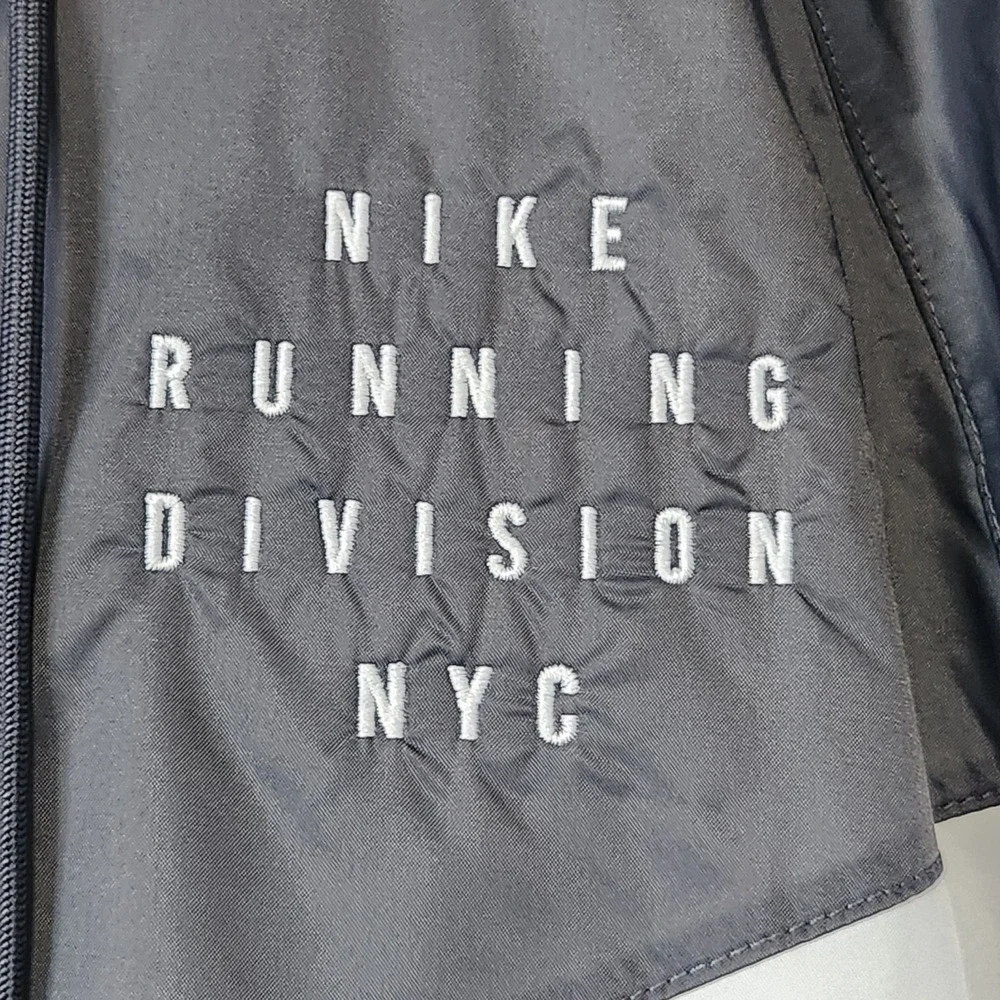 New Nike Running Division NYC Windrunner Jacket Mens L White Grey Marathon Rare